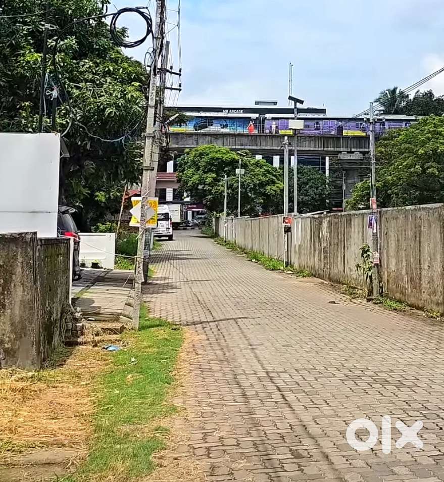Edapally പത്തടിപ്പാലം metro അടുത്തായി 10.3സെന്റ് plot സെന്റ് 26lkh