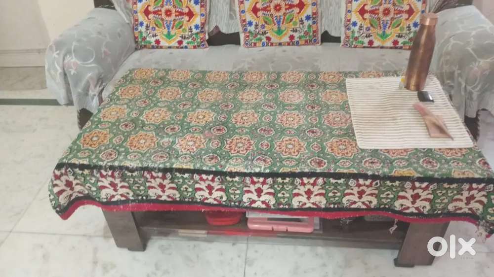 5 seater sofa set and 1 table