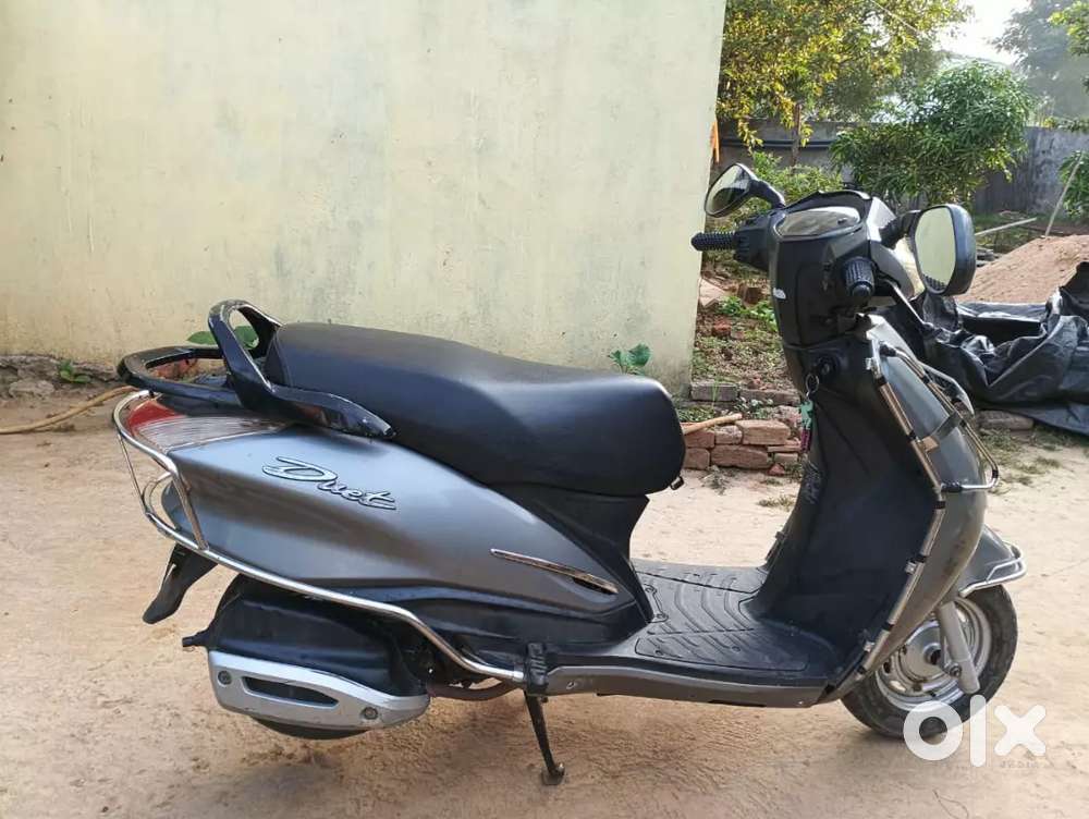 A scooter in good condition and fresh body.