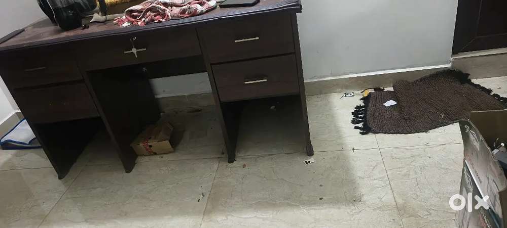 Computer table