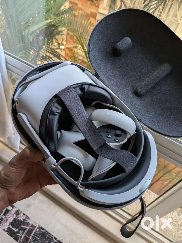 Oculus Quest 2 with extended battery and case