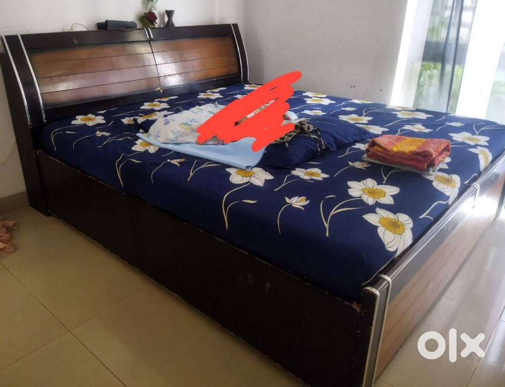 Double bed with box spacing and cooler