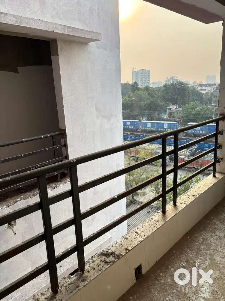 2 BHK apartment flat sale in picnic garden on road life available