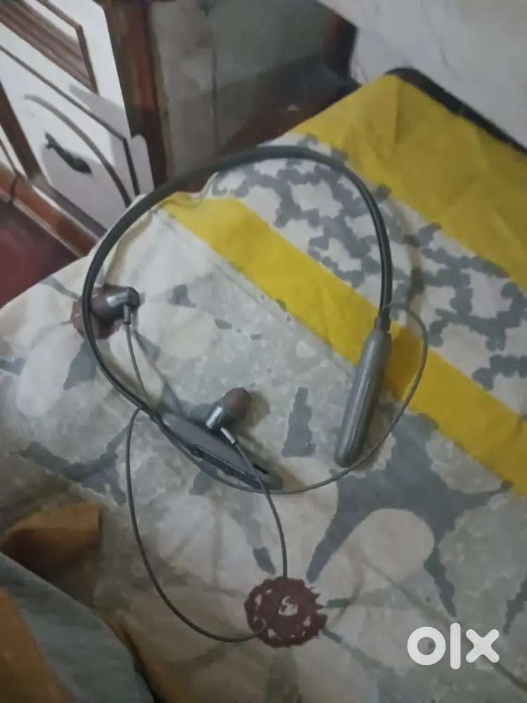 Neckband signature