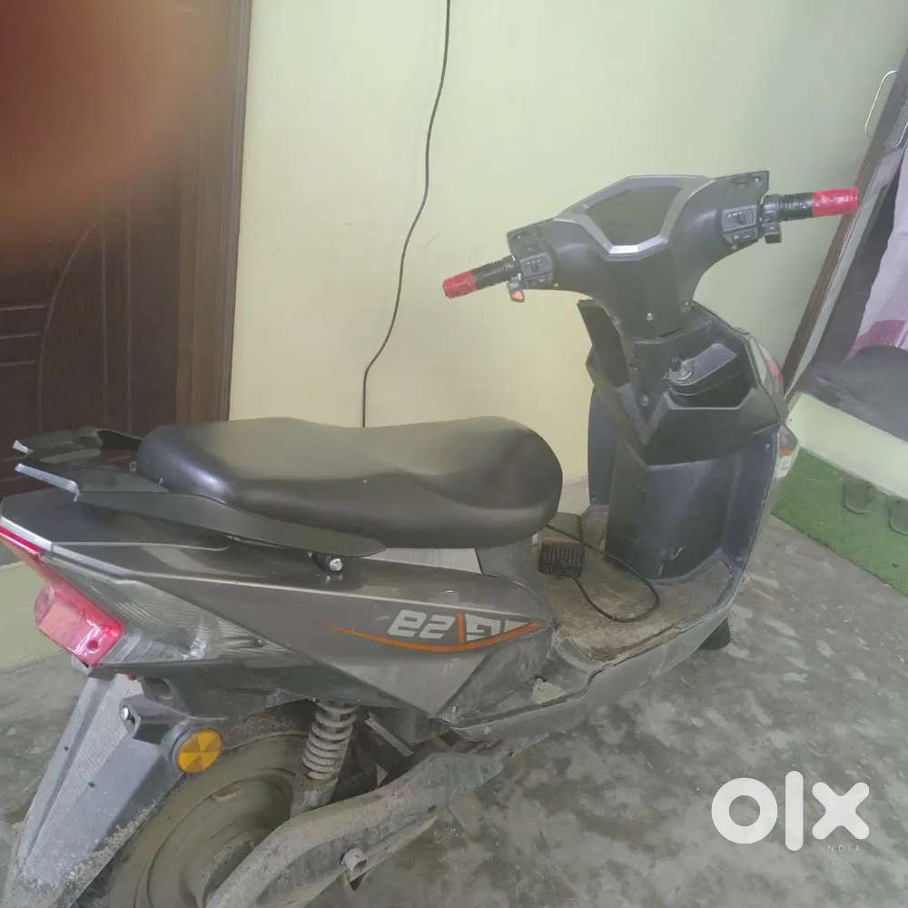 Full charge pe 70 km chal rhi h 6 months warranty me h abhi