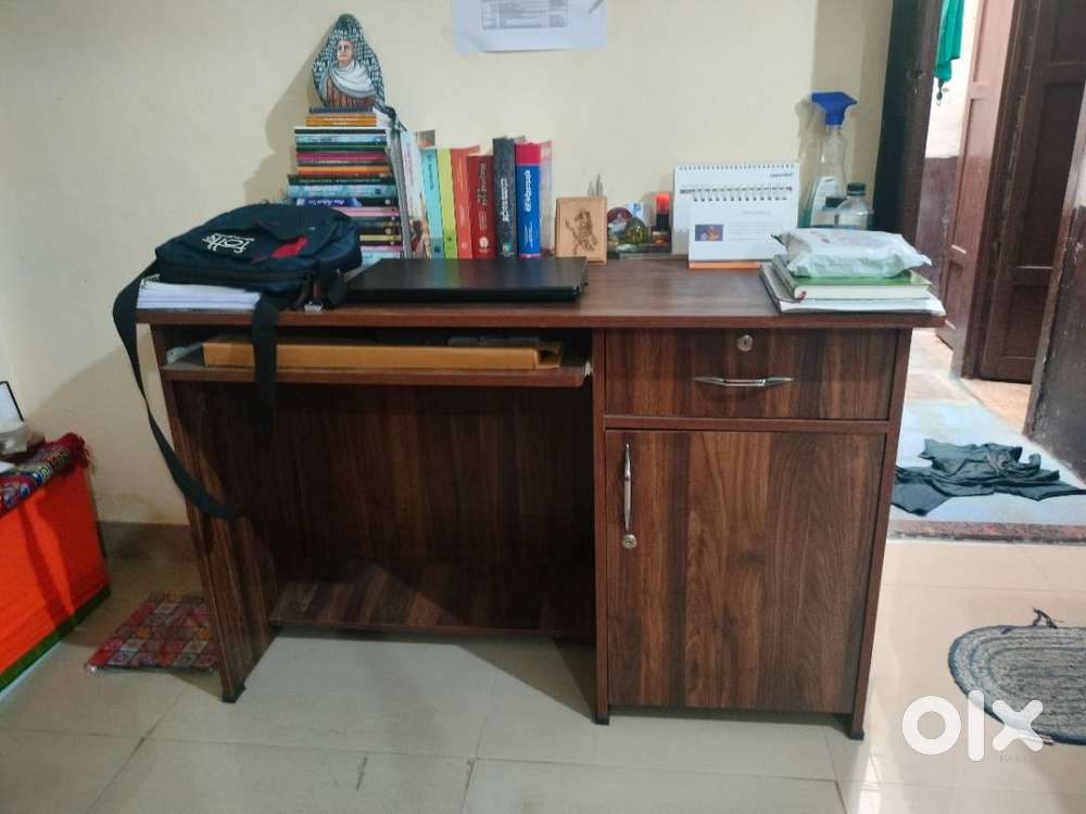 Computer table