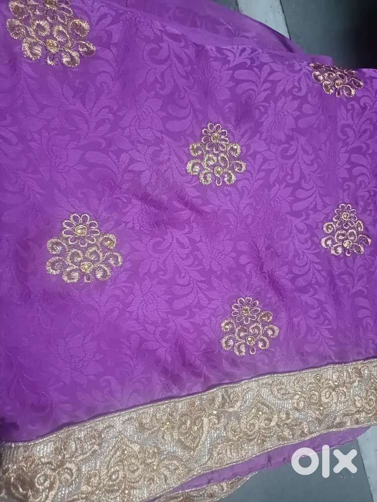 Saree it's 1 time used only and only saree there's no blouse