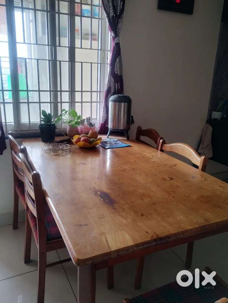 Dining table six seaters