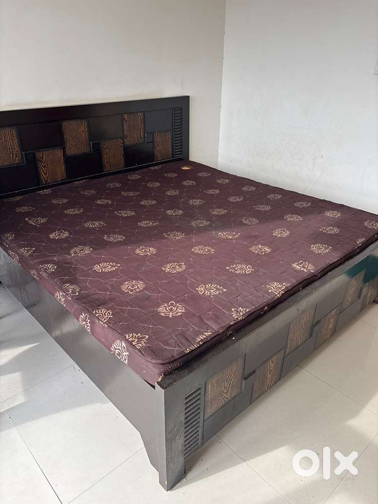 Solid wood bed- Rs 8000