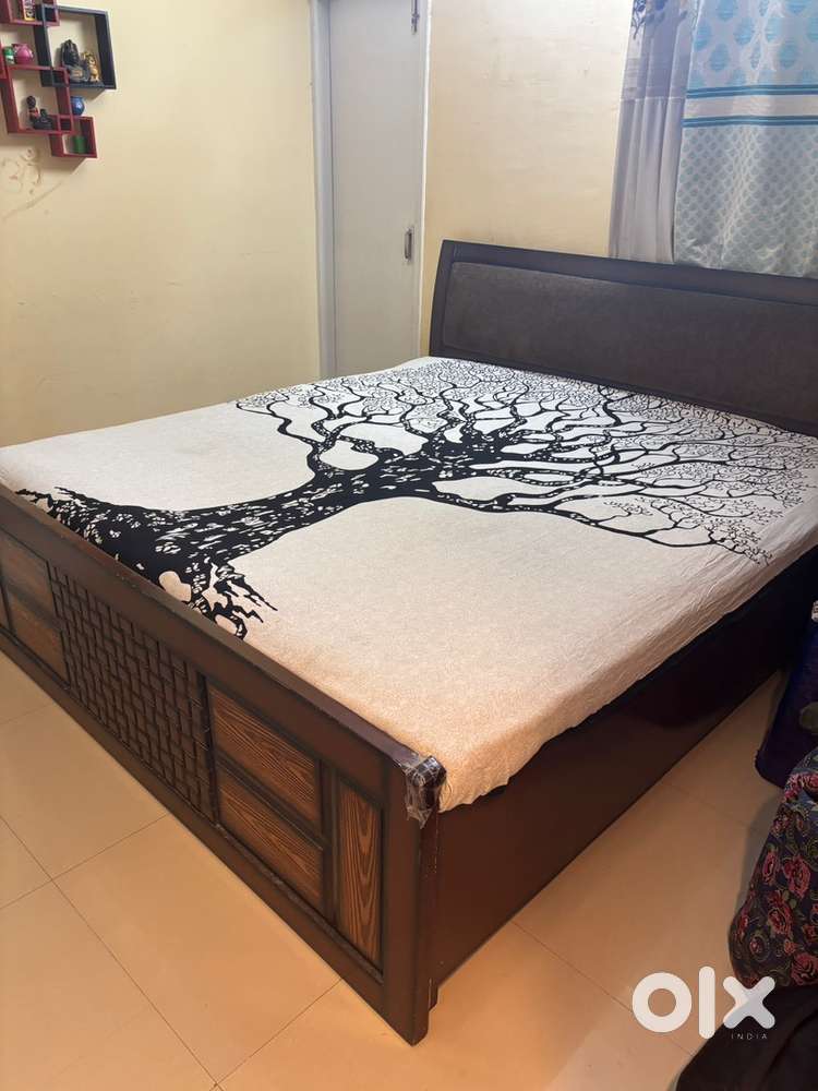 Hydraulic King Size bed in excellent condition