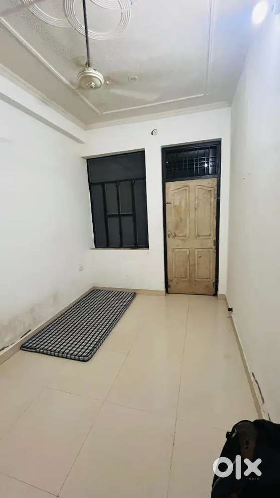 Single room available with attached letbath,without kitchen (no flat)