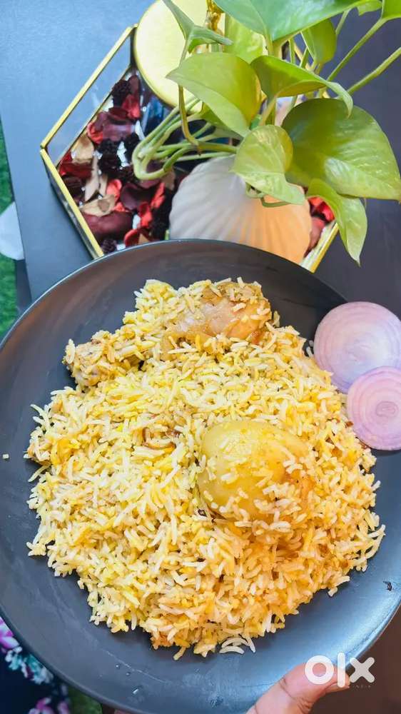 Bengali hotel, Radhuni kaj ache, waiter kaj khali ache