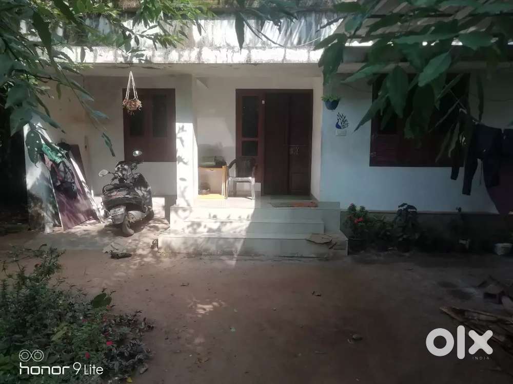 ഒളരി പുല്ലഴിയിൽ 5 സെന്റ് മൂന്നു ബെഡ്‌റൂം വീട്