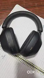 Sony xm5 headphone with cover box