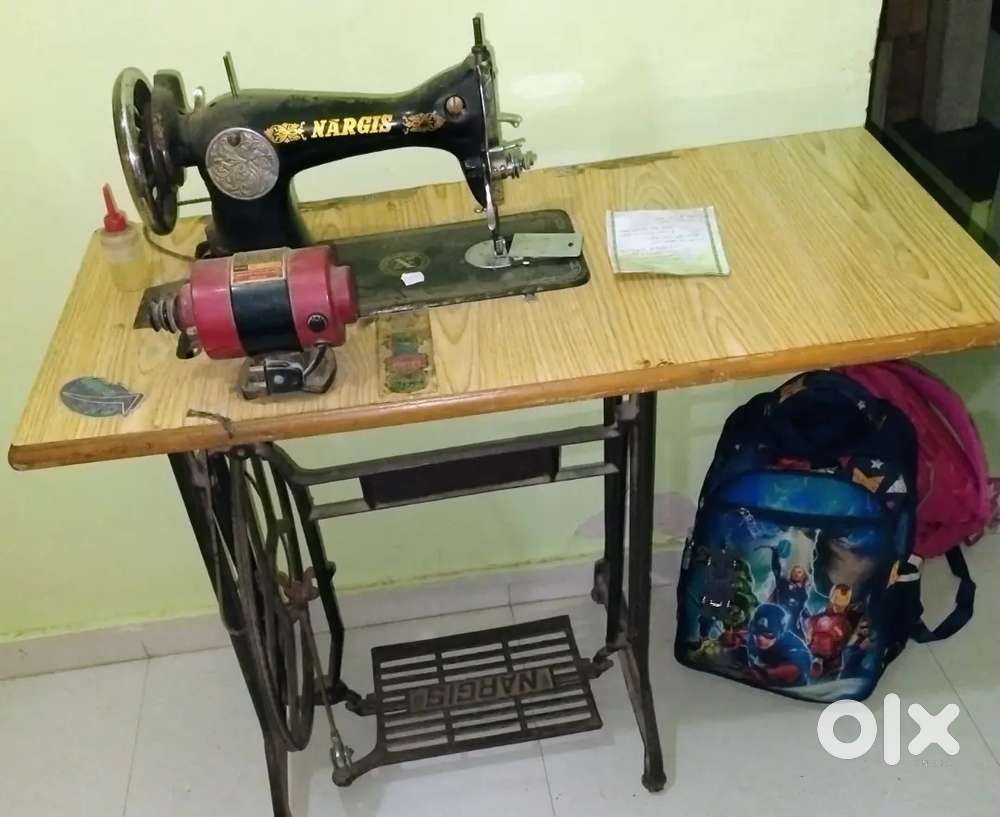 Nargis Sewing / Silai machine half shuttle with motor & new plyboard