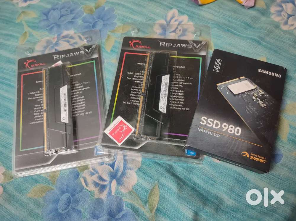 2 ram stick RIPJAWS 8gb and one samsung SSD 500GB