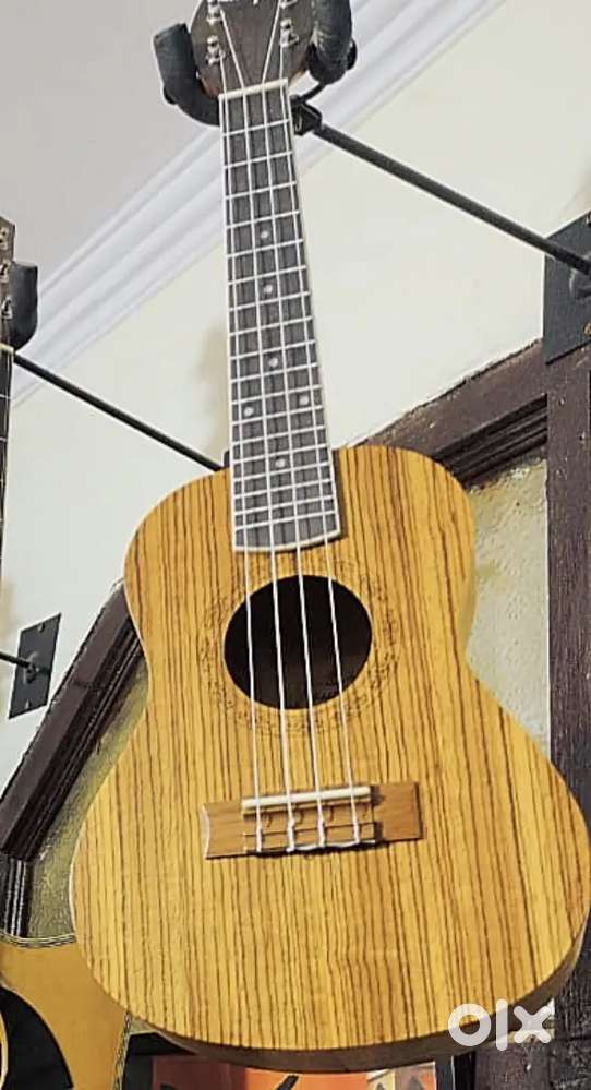UKULELE WALNUT