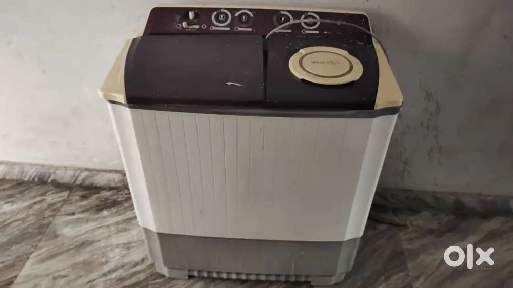 LG semi automatic machine with 9kg of capacity.