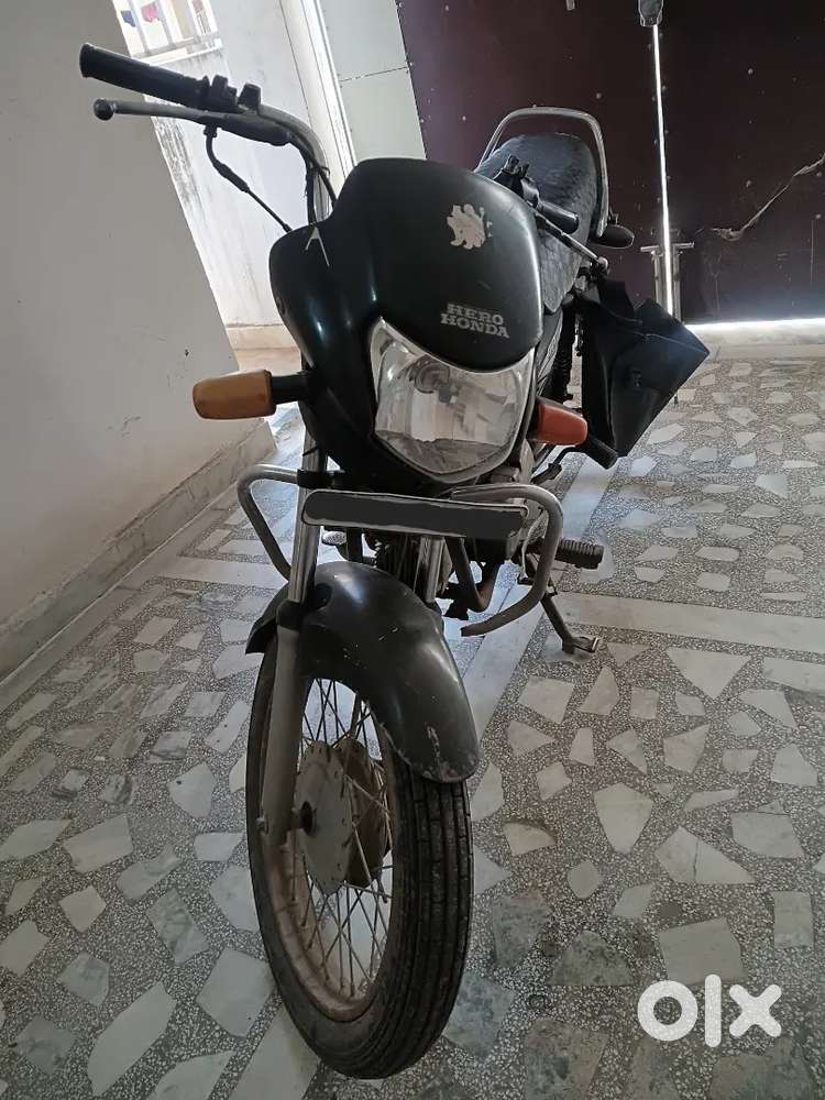 Hero HF Deluxe - Excellent Mileage & Reliable Commuter
