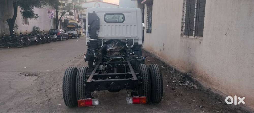 Chassis for sale 6 tyre partner 10 ft cab chassis