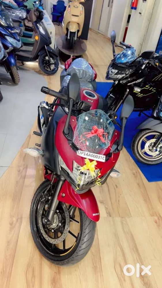 Suzuki gixxer SF 250 red and black dual tone, in showroom condition