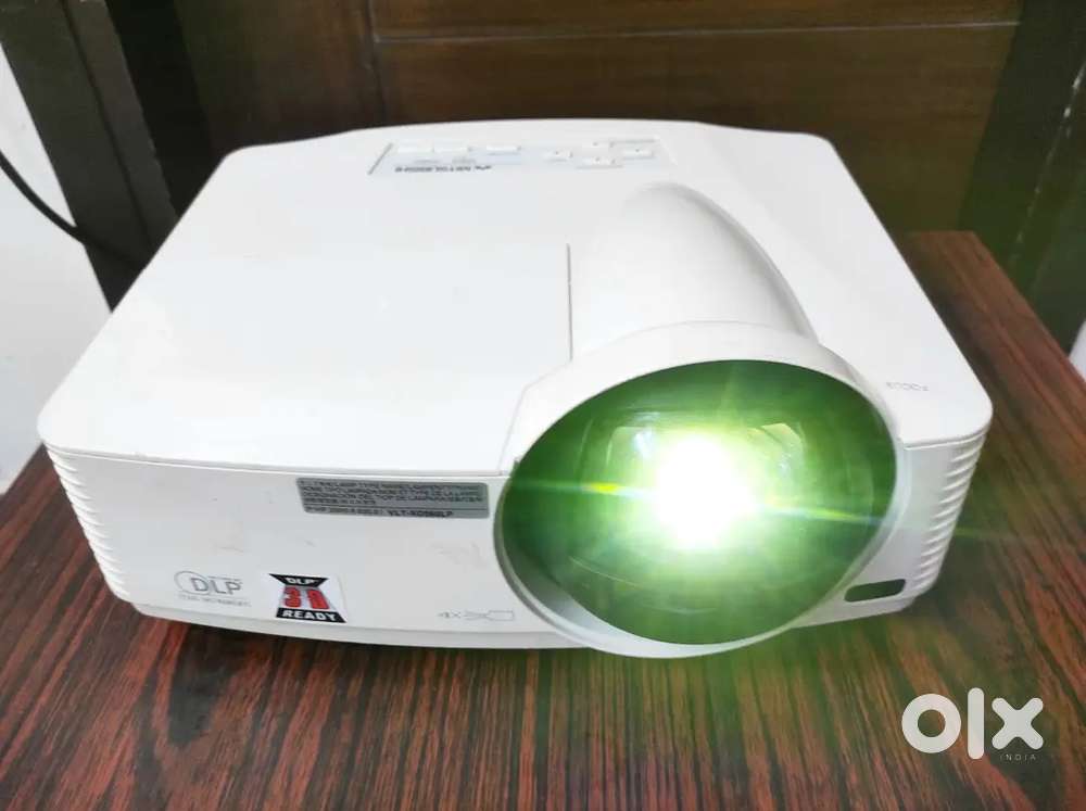 MITSUBISHI HOME THEATRE PROJECTOR ,DLP, SHORT THROW,3-D,BIG DISPLAY