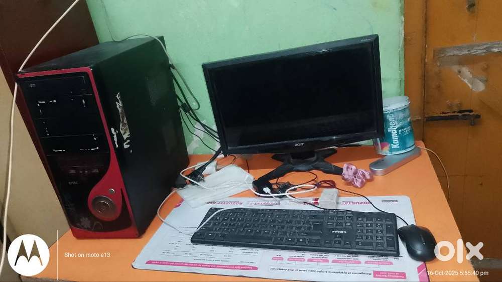 Computer screen ke middle mein ek line hai