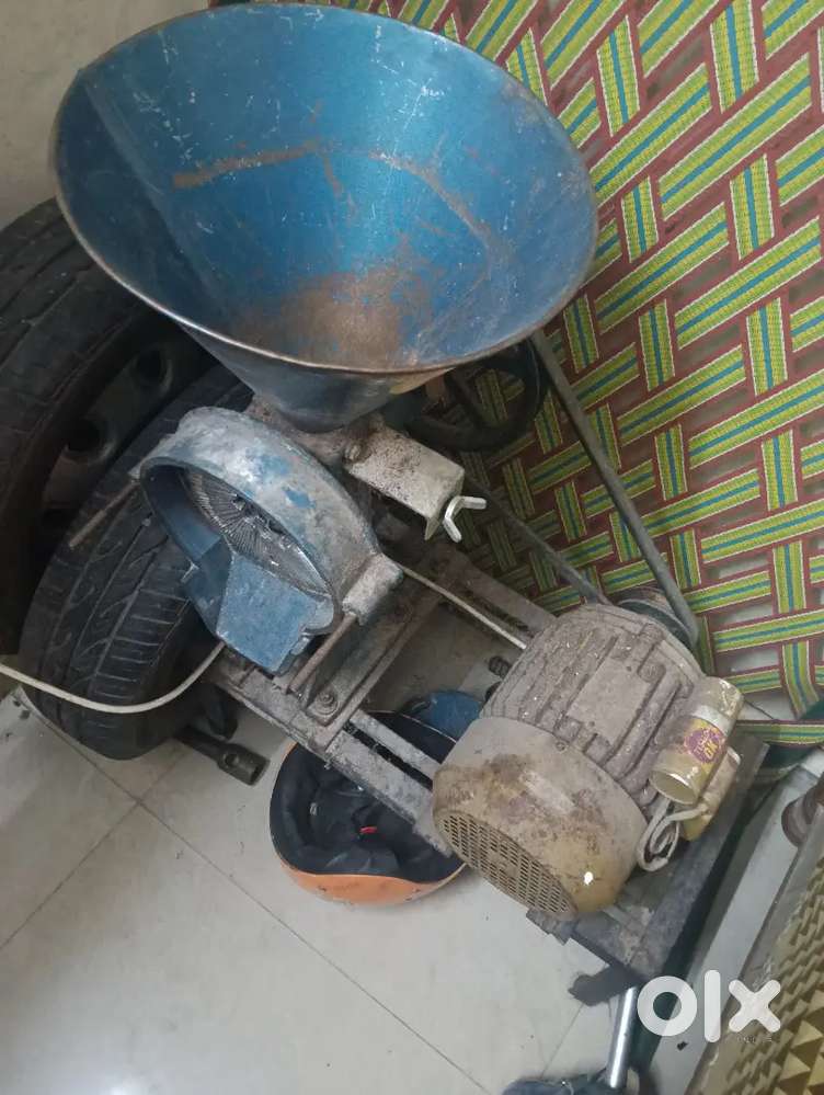 गिली दाल पिसाई चक्की