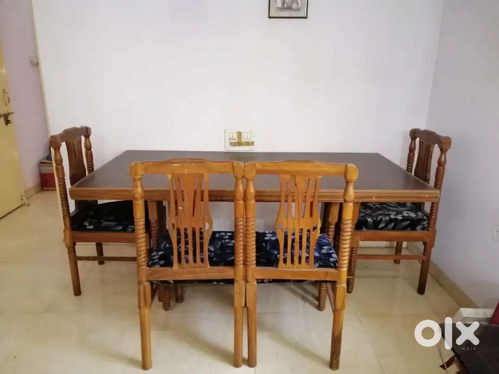 Sagwan dining table.with 6 chairs