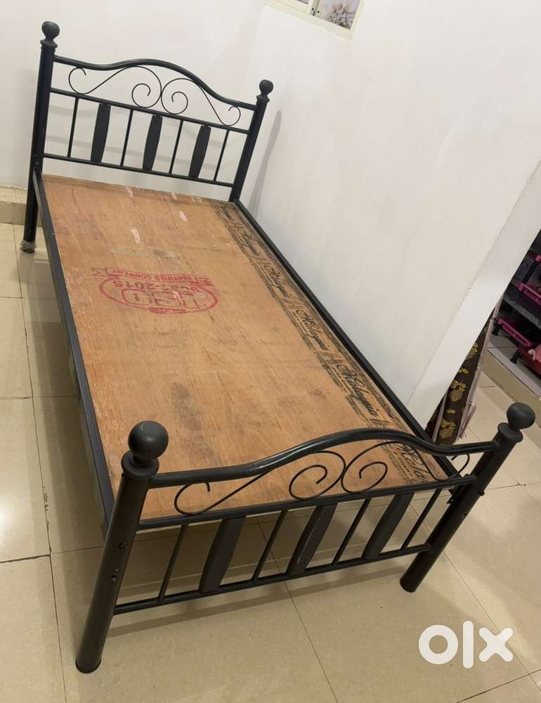 Single metal bed
