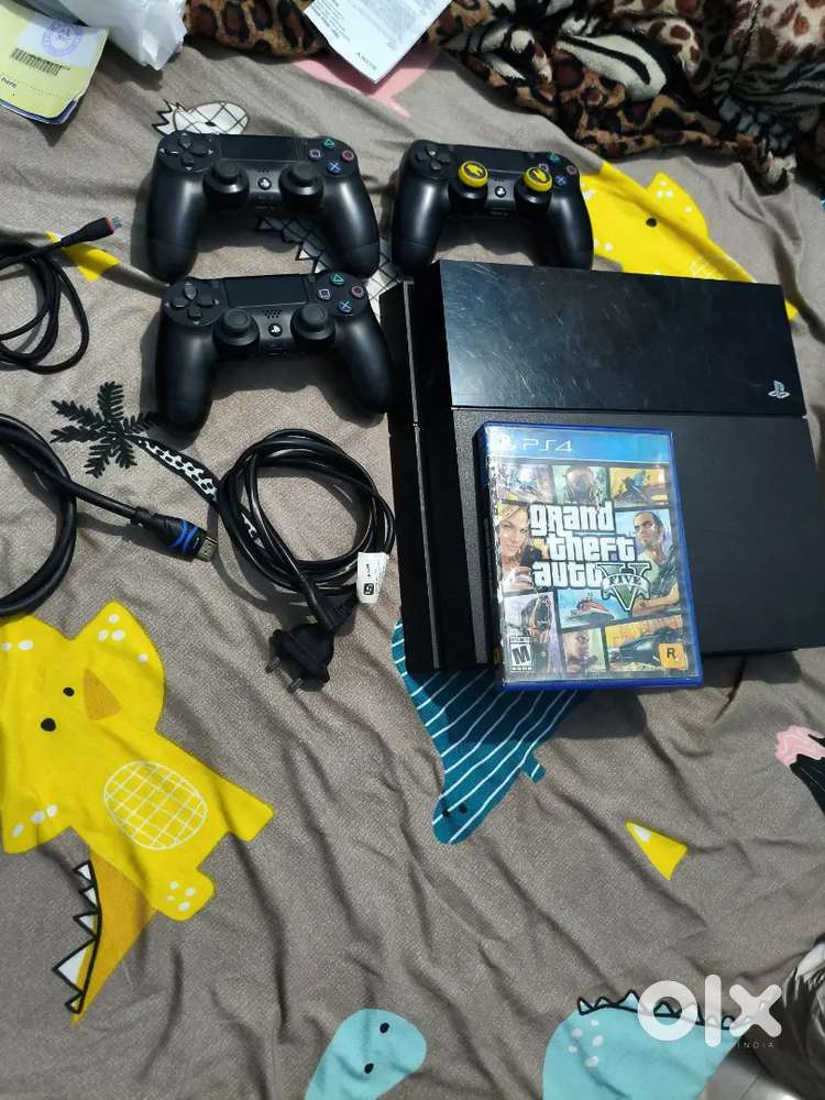 PS4 9.03 with 3 remote and 1 cd