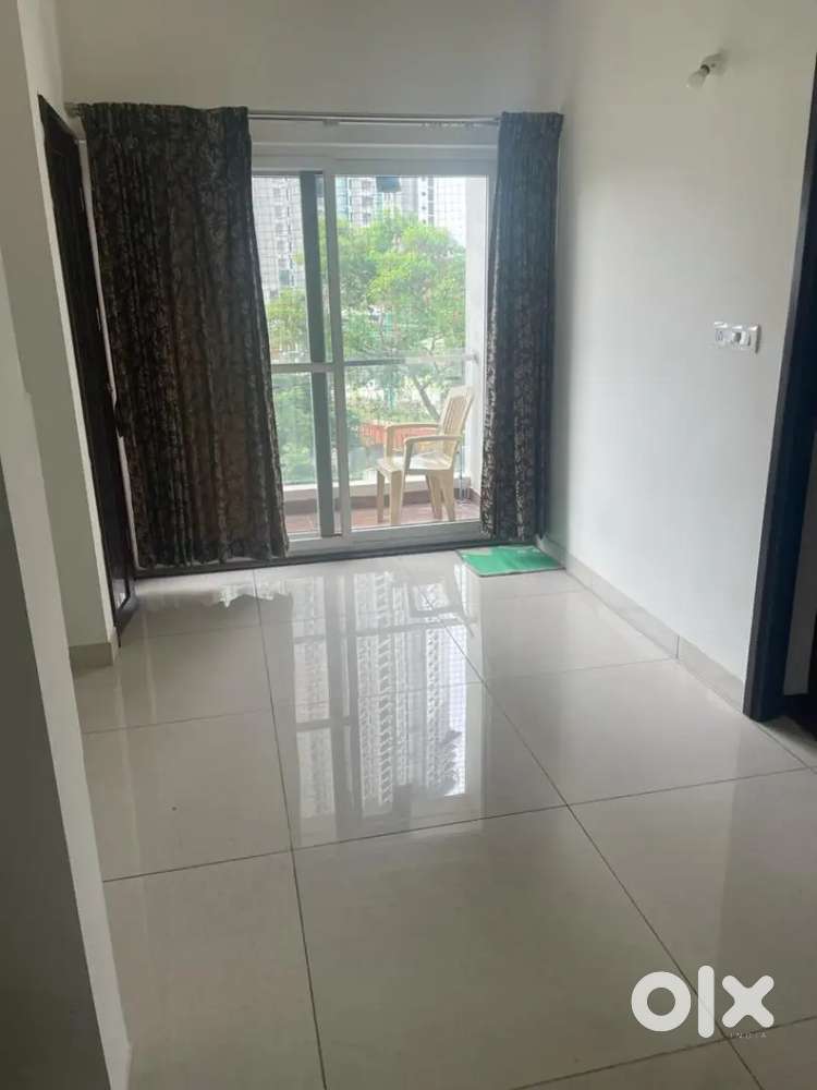 500 m from metro, 1 km from railway station