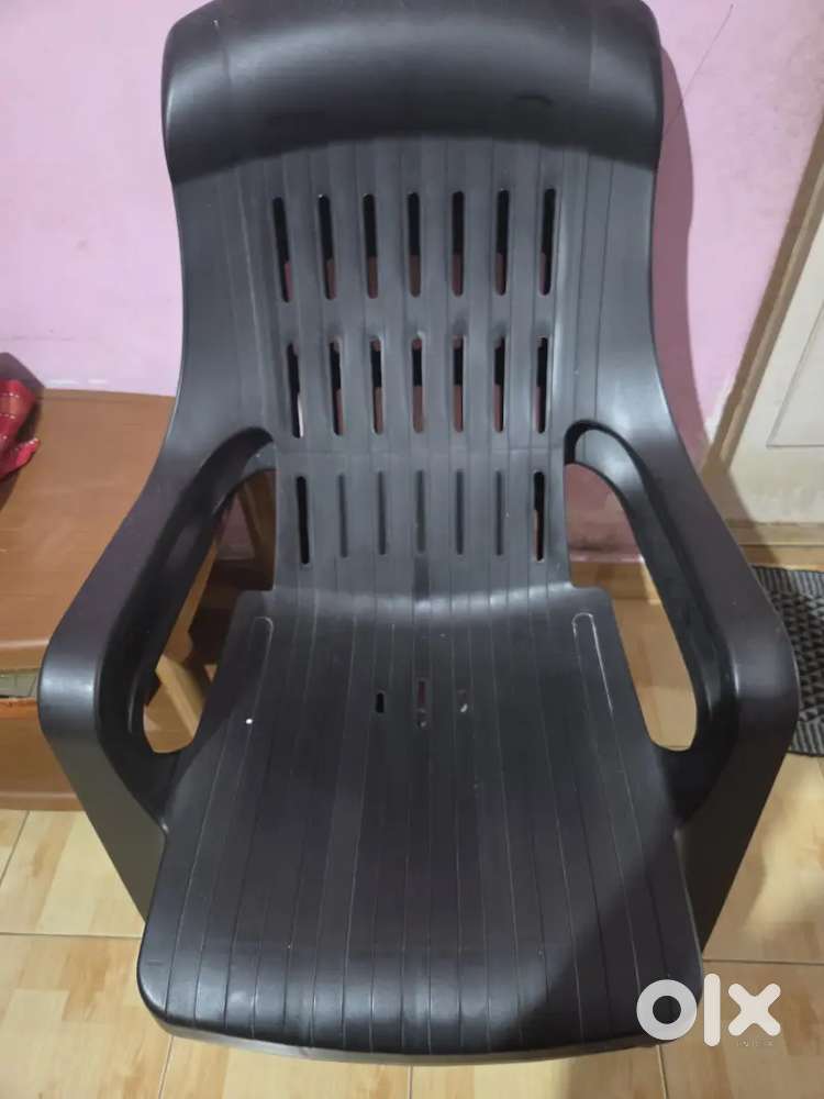 Weekender Premium Plastic Chairs 2 Nos