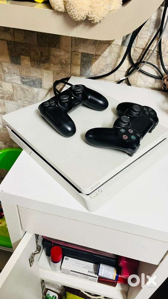 PS4 Slim 500 Gb with 2 controllers