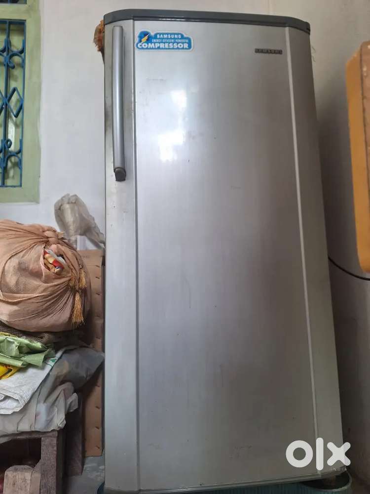Upgrade Your Kitchen with This Gently Used Samsung Fridge!