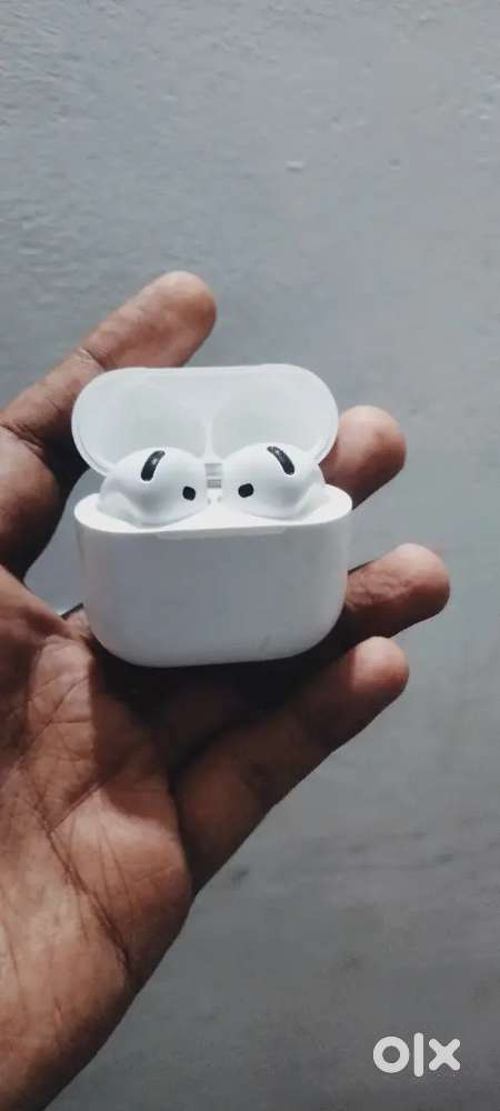 Airpods 4 good condition 4to5 hours listening time 1 time charging