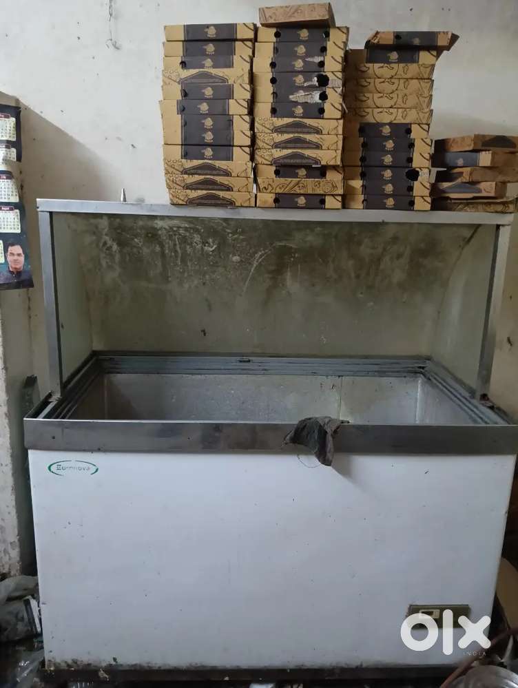 Top glass deep freezer