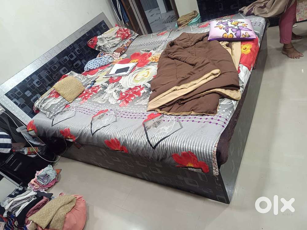 પેટી પલંગ અને કબાટ વેચવાના છે.