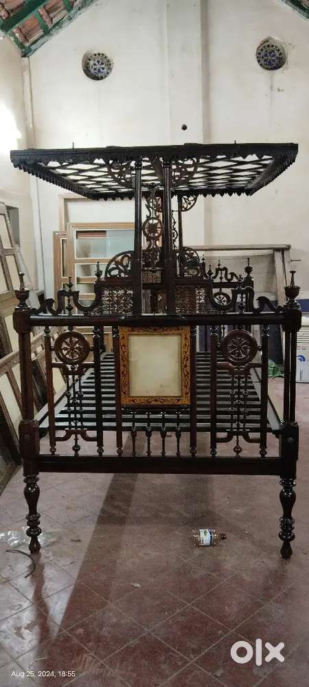 Rosewood Queen Size Cot — The Pinnacle of Timeless Craftsmanship