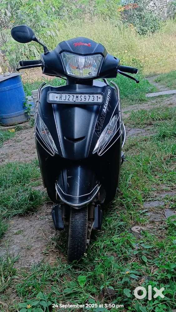 Hero Meastro (109cc) in black grey colour