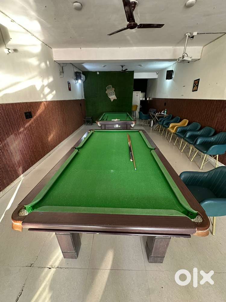 4 Pool Tables & 2 Snooker Table