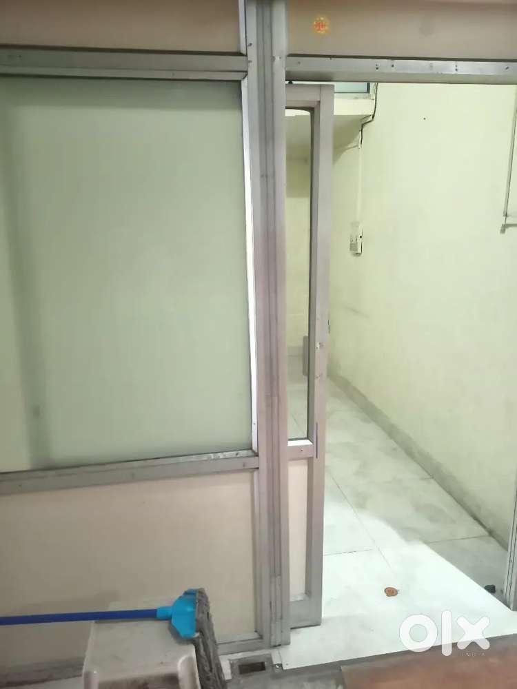 Ground floor shop with mezzanine available for rent