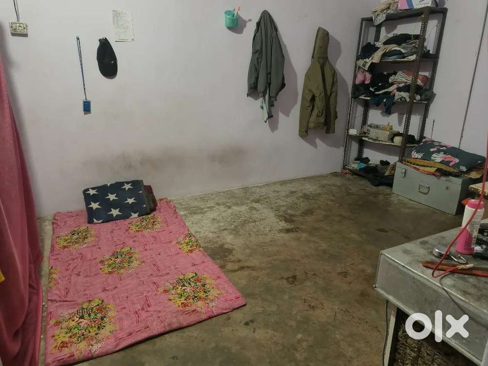 1 room partner chahiye