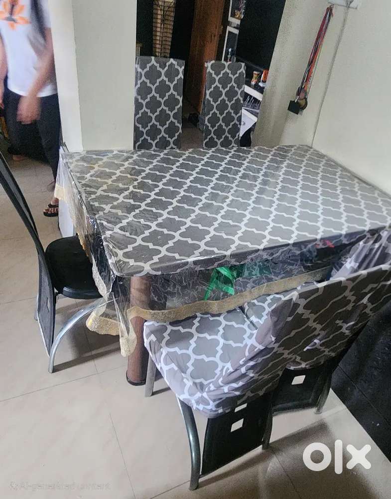 Good condition Dining table with chairs for sale