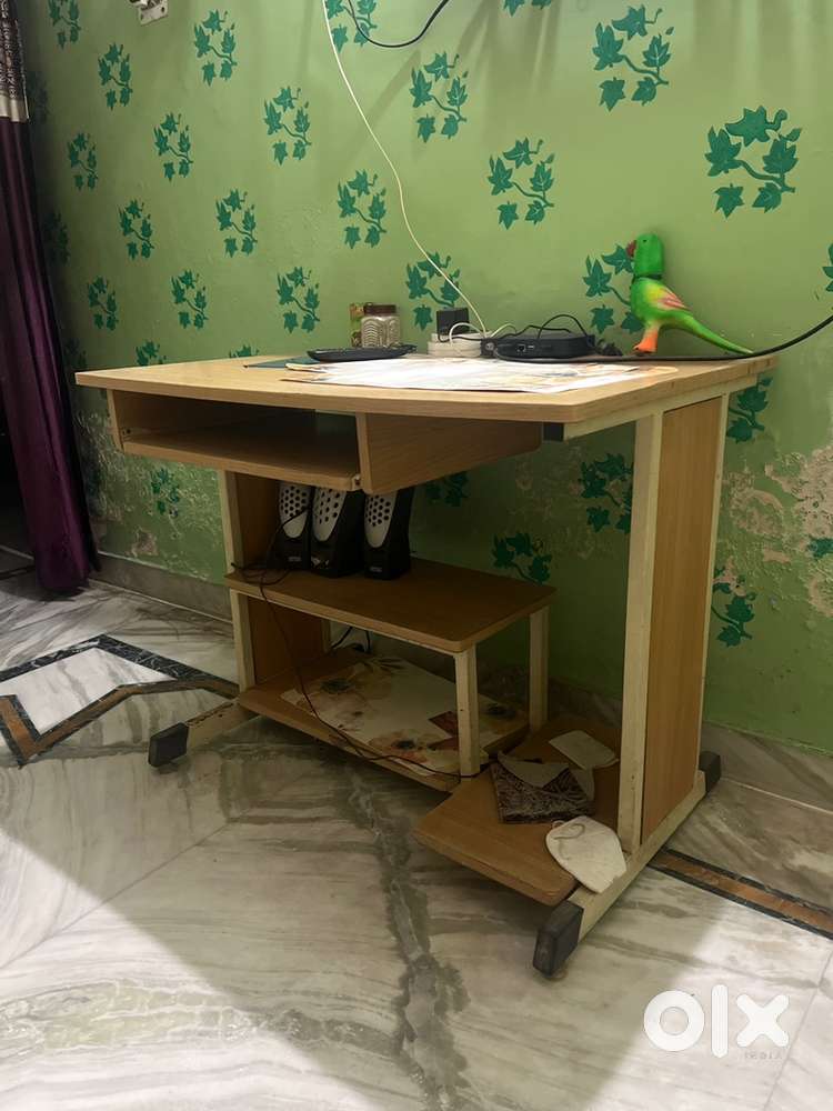 Computer table