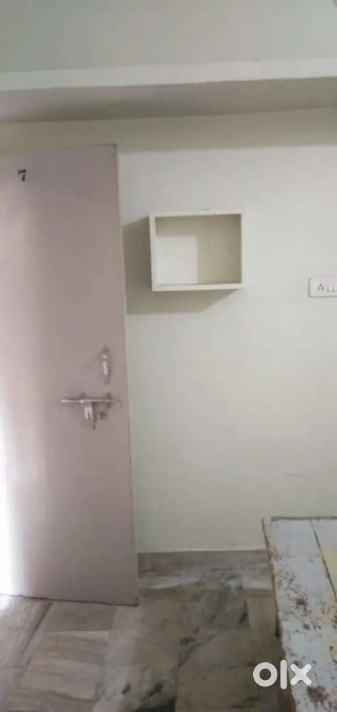 1rk room available Lic Gali Manduadih