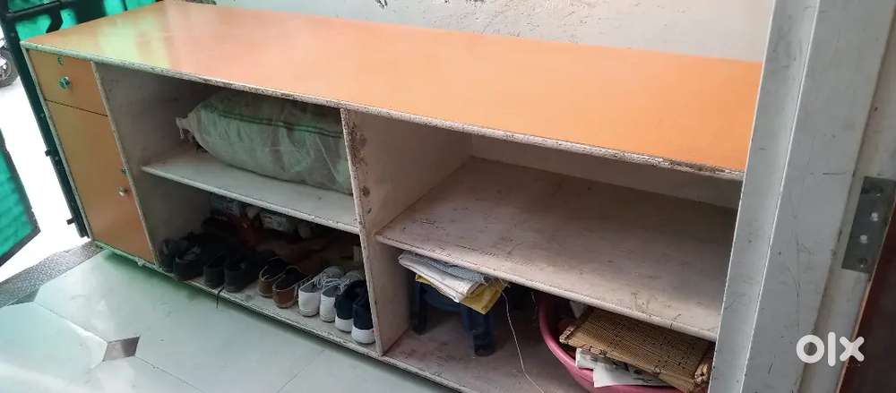 2counter and 2 almirah for sale
