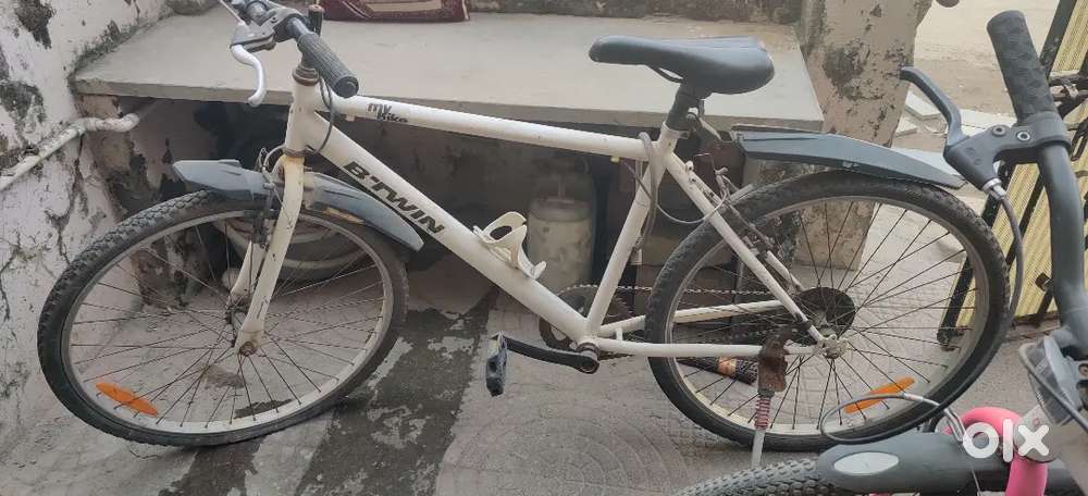 Btwin white cycle