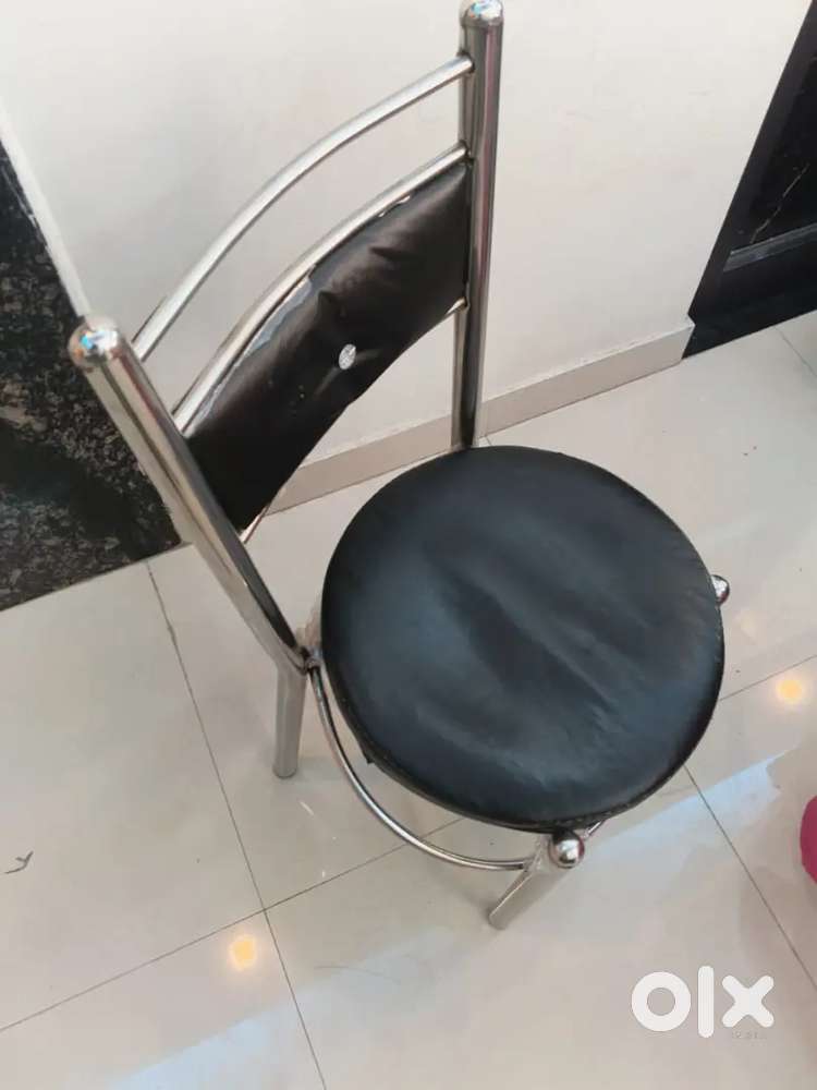 6 kursi of official 4 Table and 1 computer for good condition