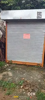 Shop chaddar ki bani hai our shutter laga hua hai